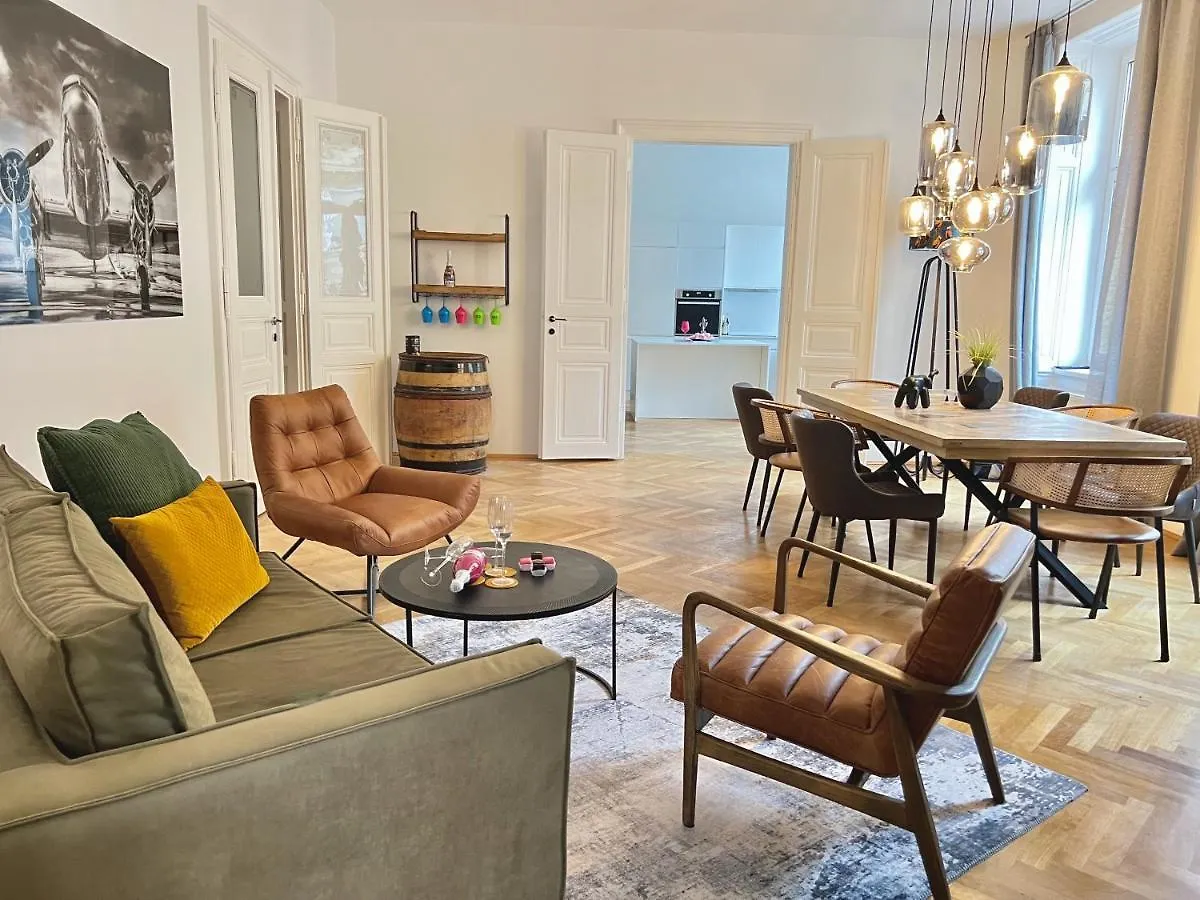 Kontakt z Loft2Be, Vienna City Loft For 8
